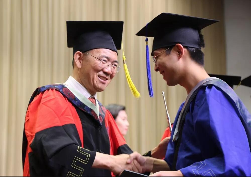 张合成书记为研究生授予学位